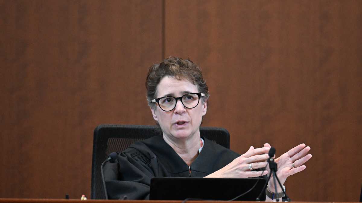 La jueza Penney Azcarate habla durante una audiencia en el juzgado de circuito del condado de Fairfax en Fairfax, Virginia, el 3 de mayo de 2022.