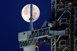 Una luna llena conocida como "Luna de Fresa" se muestra con el cohete lunar de última generación de la NASA, el Sistema de Lanzamiento Espacial (SLS) Artemis 1, en el Centro Espacial Kennedy en Cabo Cañaveral, Florida, EE. UU. 15 de junio de 2022. Foto REUTERS/Joe Patrón