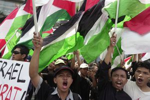 Manifestantes corean consignas mientras ondean banderas palestinas durante una marcha en apoyo del pueblo palestino en el exterior de la misión de Naciones Unidas en Yakarta, Indonesia, el 20 de octubre de 2023. (AP Foto/Dita Alangkara)