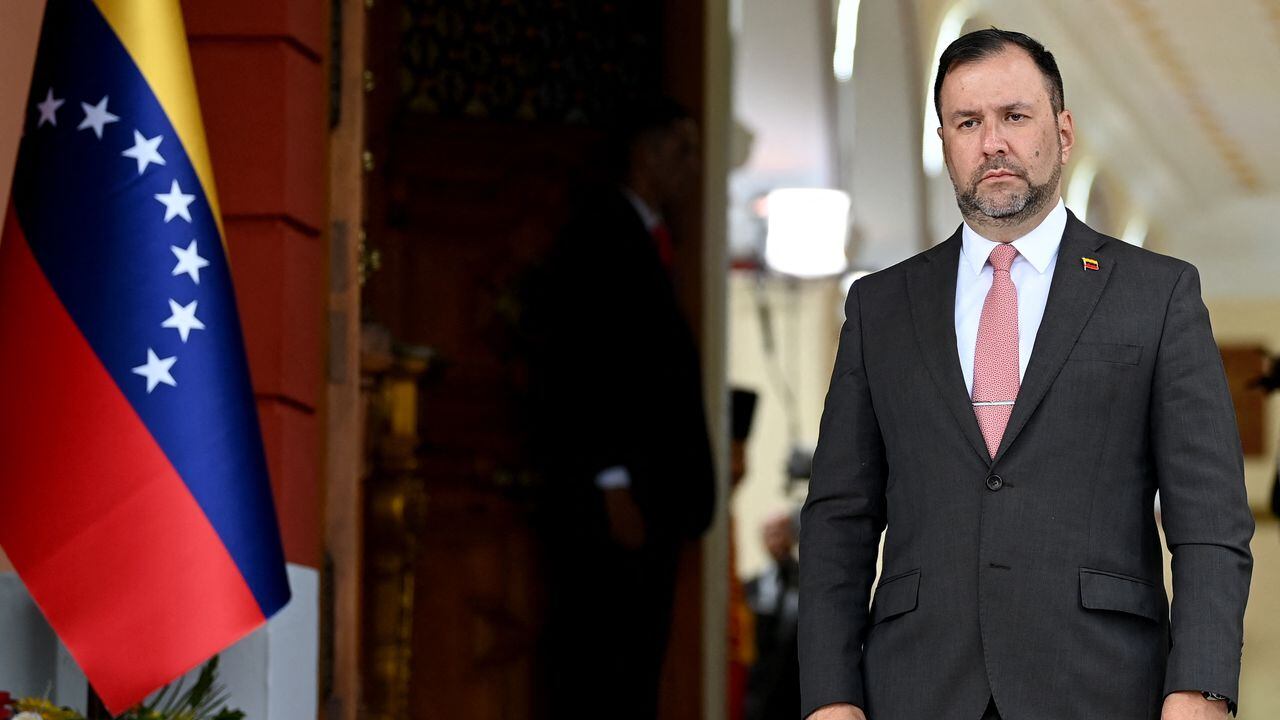 El canciller de Venezuela Yvan Gil espera al embajador uruguayo en ese país, Eber Da Rosa, para la presentación de credenciales en el Palacio de Miraflores. (Photo by YURI CORTEZ / AFP)