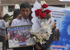 Familiares lloran durante el cortejo fúnebre de Clemer Rojas, de 23 años, quien fue asesinado durante las protestas contra la nueva presidenta Dina Boluarte, en Ayacucho, Perú, el sábado 17 de diciembre de 2022. (AP Photo/Franklin Briceno)