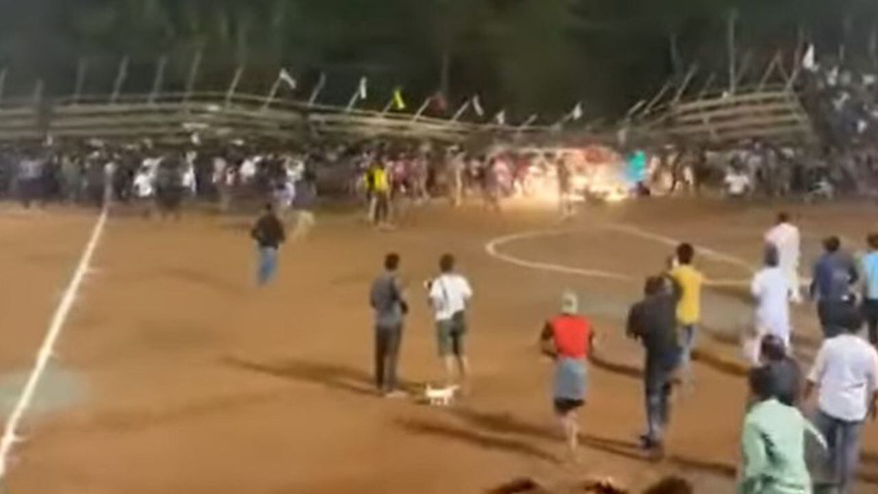 Partido de fútbol en la India terminó en tragedia por el desplome de una tribuna que dejó cientos de heridos.