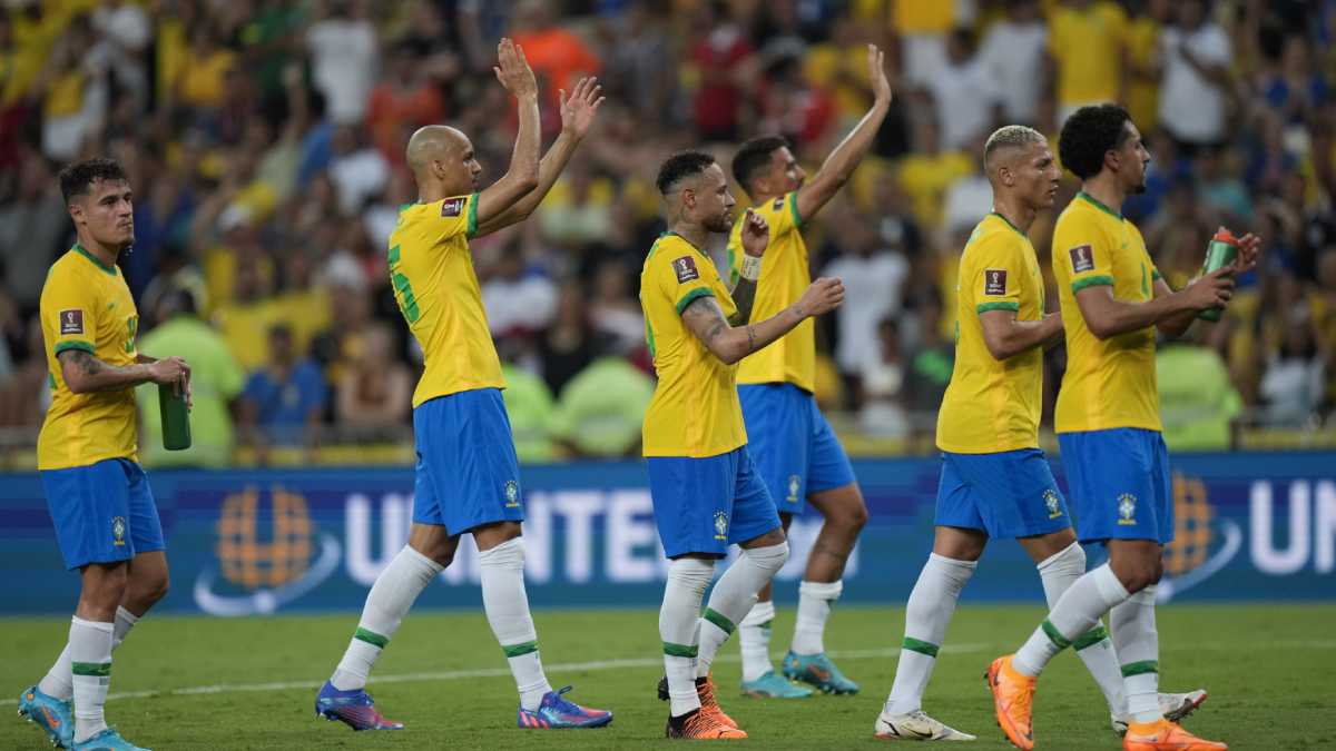 Los jugadores de Brasil celebran tras la victoria 4-0 ante Chile en las eliminatorias del Mundial en el estadio Maracaná de Río de Janeiro, el 24 de marzo de 2022. (AP/Silvia Izquierdo)