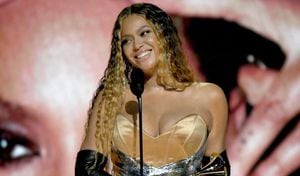 Beyoncé que lució preciosa en un vestido plateado con guantes negros hasta los codos, agradeció a su familia, incluyendo a sus tres hijos y a su esposo Jay-Z.