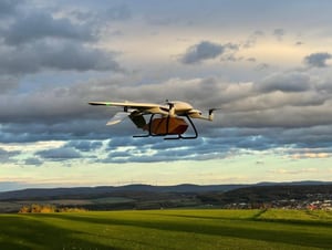 El modelo Wingcopter 178 Heavy Lift cubre distancias hasta de 120 kilómetros, con un sistema de entrega en uno y dos sentidos. El dron cuenta con un mecanismo de cabrestante para bajar los paquetes con precisión, pero también puede aterrizar en un punto de destino y volver con una nueva carga útil. 

Wingcopter espera lanzar pronto la próxima generación de sus drones, con especificaciones técnicas novedosas.