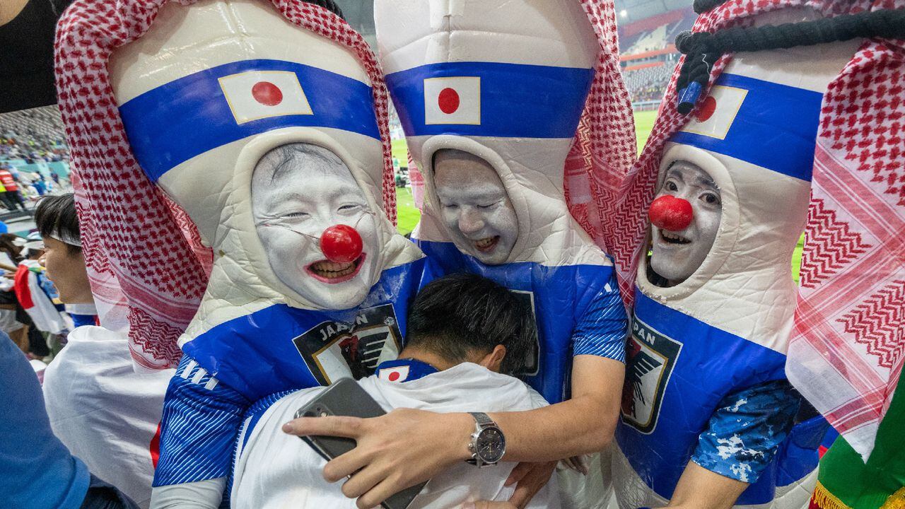 Hinchas japoneses recurrieron a sus famosas caricaturas para celebrar la clasificación a octavos de final en Qatar 2022.