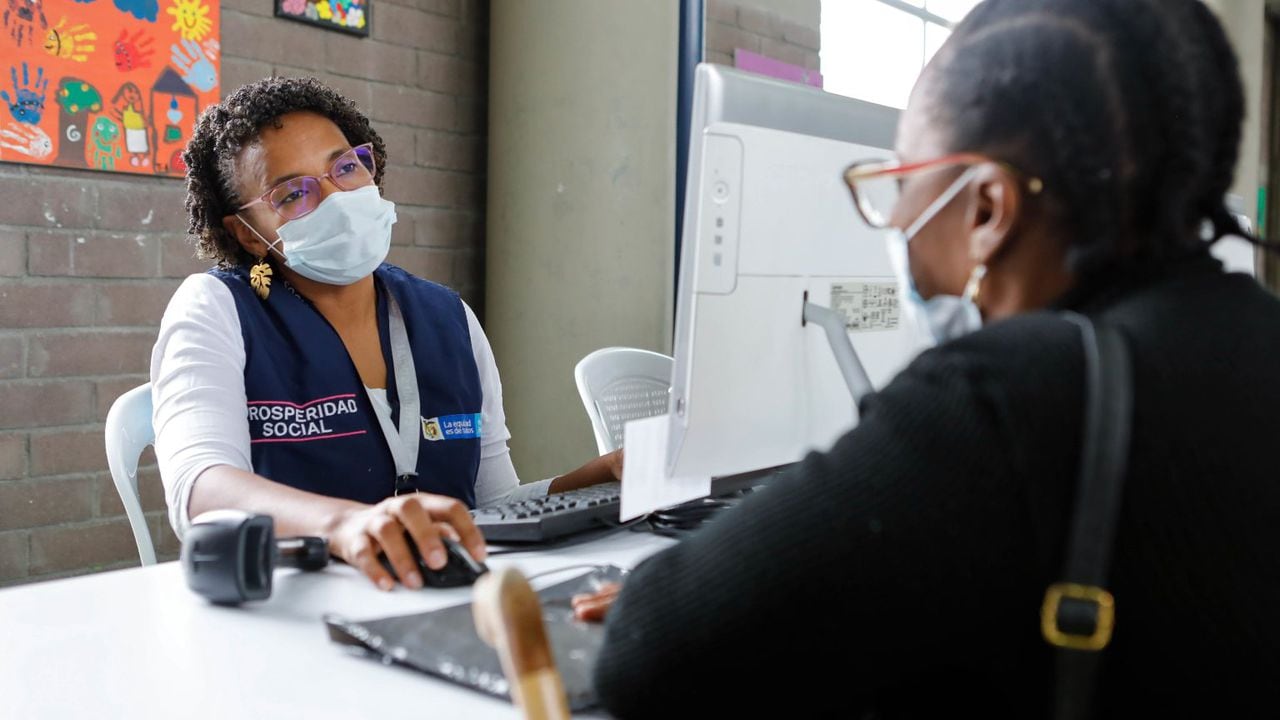 Esta estrategia consiste en la entrega, condicionada y periódica de una transferencia monetaria directa con un condicionamiento: la asistencia escolar y a atenciones de salud de los niños, niñas y adolescentes.