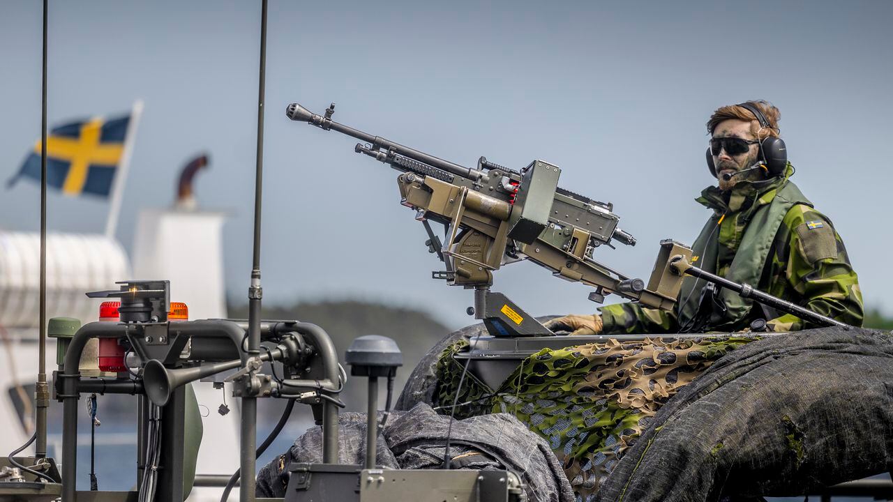 Un soldado sueco se sienta en un barco militar con una ametralladora durante los ejercicios militares de las Operaciones Bálticas de la OTAN
