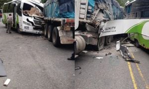 Accidente en la autopista Medellín-Bogotá, jurisdicción de San Luis, donde colisionaron un bus de servicios especiales y un vehículo de carga pesada.
