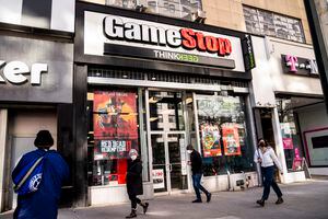 Varios peatones pasan frente a una tienda de la cadena GameStop cerca de Union Square, en Manhattan, Nueva York. (AP Foto/John Minchillo)