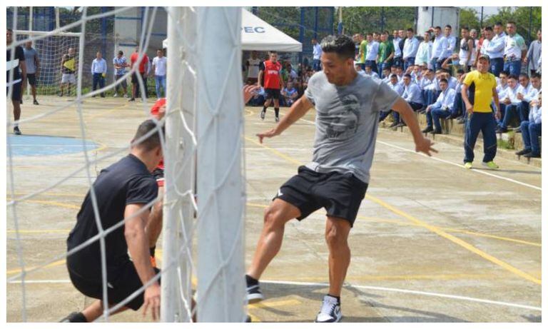 Teófilo Gutiérrez jugó partido de microfútbol con reclusos en la cárcel de Bucaramanga