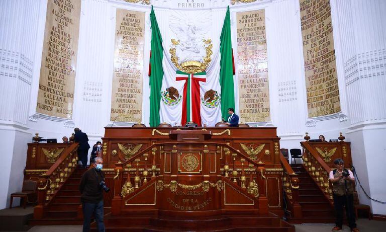 Debido a la irrupción del os manifestantes y la falta de garantías, la sesión del Congreso de Ciudad de México fue suspendida hasta mañana.