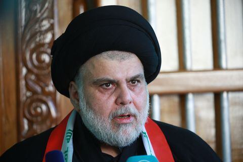 El líder del movimiento sadrista Muqtada al-Sadr habla con la prensa sobre la quema del libro sagrado musulmán, el Corán, por un extremista en Estocolmo, Najaf, Irak, el 20 de julio de 2023.