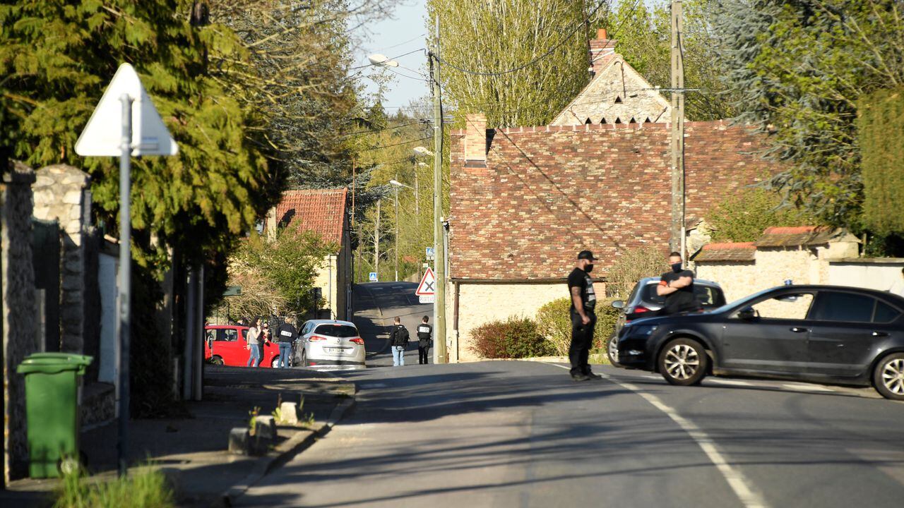 Francia investiga por terrorismo atentado contra policía en Rambouillet, a las afueras de París.