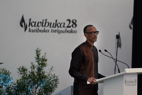 El presidente de Ruanda, Paul Kagame, pronuncia un discurso durante la ceremonia en el Memorial del Genocidio de Gisozi, Kigali, Ruanda, el 7 de abril de 2022 (Foto de Simon WOHLFAHRT / AFP)