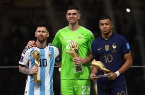 Lionel Messi, ganador del Balón de Oro, Emiliano Martínez, de Argentina, ganador del Guante de Oro, y Kylian Mbappe, de Francia, ganador del Balón de Oro, posan con los trofeos.