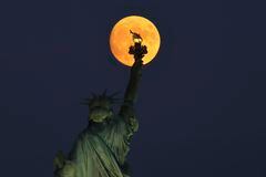 La luna de esturión adorna a la Estatua de la Libertad en Nueva York.