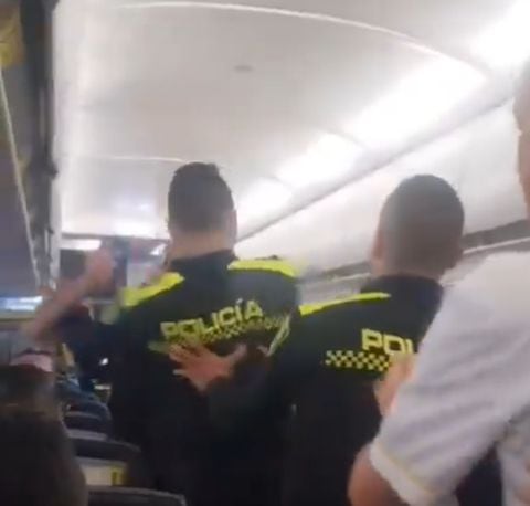 Un ciudadano extranjero agredió a dos uniformados de la Policía Nacional al interior de un avión en el aeropuerto de Barranquilla.
