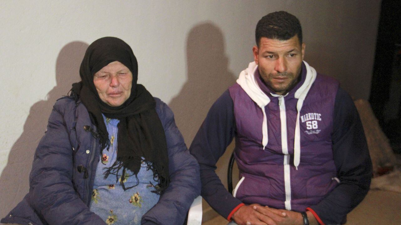 Kmar (derecha), la madre, y Yacine, el hermano del agresor de Niza Brahim Issaoui, que mató a tres personas e hirió a varias en la ciudad francesa de Niza, llora en su casa el 29 de octubre de 2020 en la ciudad tunecina de Sfax después de siendo interrogado por la policía antiterrorista. - El atacante con cuchillo mató a tres personas, degollando al menos a una mujer, dentro de una iglesia en Niza en la Riviera francesa. (Foto de HOUSSEM ZOUARI / AFP)