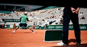  El japonés Kei Nishikori juega un regreso al ruso Karen Khachanov durante su partido de segunda ronda en el cuarto día del torneo de tenis Abierto de Francia en Roland Garros en París, Francia, el miércoles 2 de junio de 2021. Foto: AP / Thibault Camus.