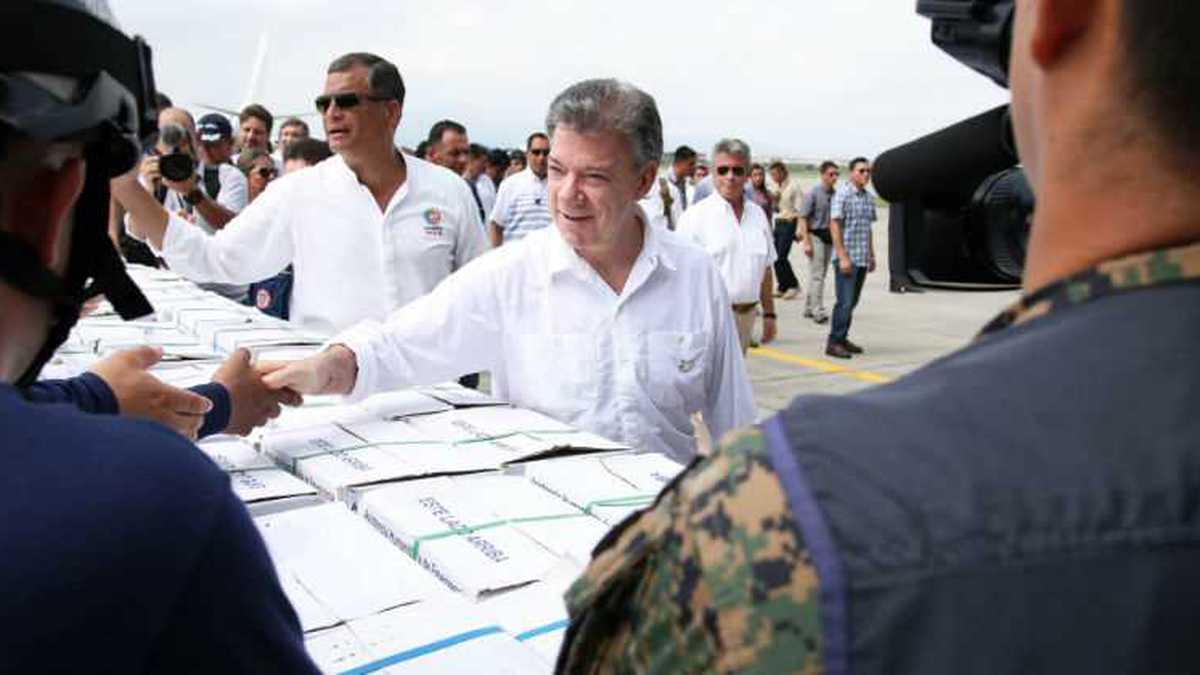 Juan Manuel Santos y Rafael Correa en la entrega de las ayudas a Ecuador 