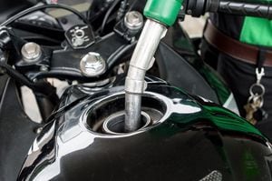 Se recomienda no acelerar innecesariamente para ahorrar la gasolina en una moto.