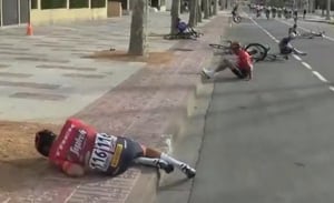 Accidente de Darío Cataldo en la primera etapa de la Vuelta a Cataluña 2023