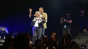En un concierto realizado en Orlando (Estados Unidos) una abuelita fue la sensación.