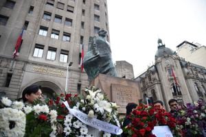 Una estatua del ex presidente chileno Salvador Allende se ve fuera del Palacio Presidencial de La Moneda antes de una ceremonia para conmemorar el 50th aniversario de la dictadura chilena en Santiago, el 11 de septiembre de 2023.
