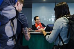 Personas haciendo el check in para viajar por primera vez.