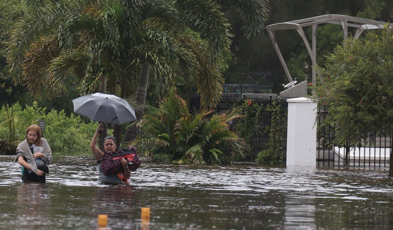 El huracán Idalia dejó inundaciones en la población de Tarpon Springs en Florida