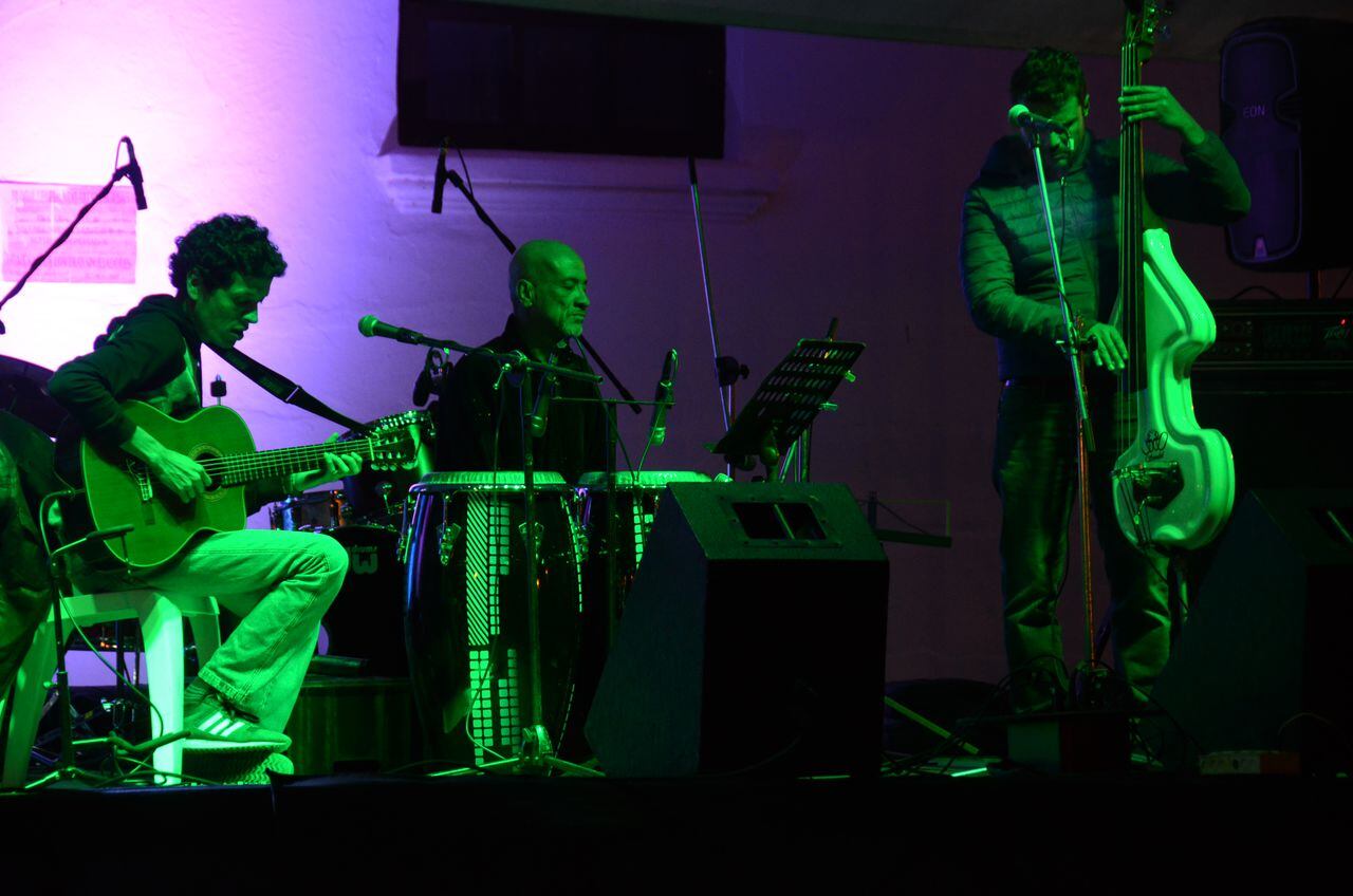 Imagen del agrupación Mandala, dirigida por el contrabajista de la Orquesta Sinfónica Nacional, Carlos Rengifo. Tocan en el Festival de Jazz de Villa de Leyva. Cortesía del festival.