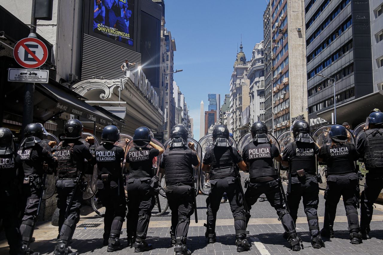 Agentes de policía montaron un gran operativo con varias fuerzas nacionales y federales proporcionadas por el 'portocolo antiprotesta' para enfrentar la movilización masiva en Buenos Aires, Argentina, el 27 de diciembre de 2023.
