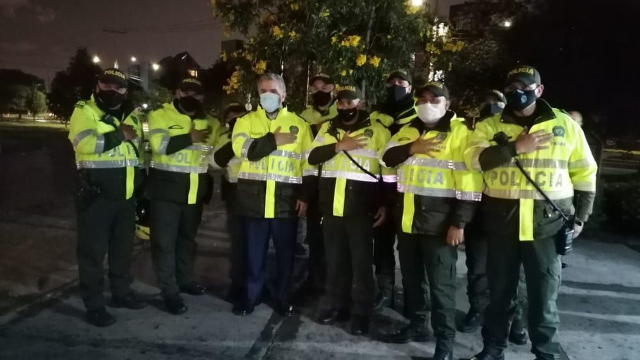 Vestido de policía, presidente Duque visitó por sorpresa los CAI de Castilla y Ferias, en Bogotá