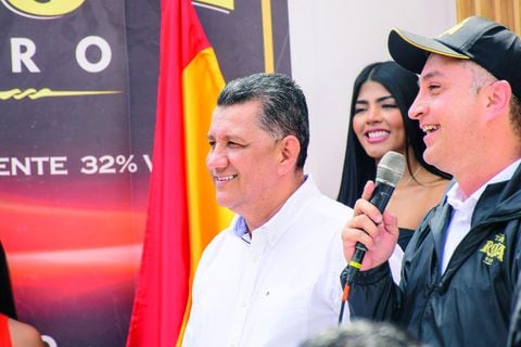 Ricardo Orozco, gobernador del
Tolima y Franz Bedoya, gerente de
la Fábrica de Licores del Tolima.