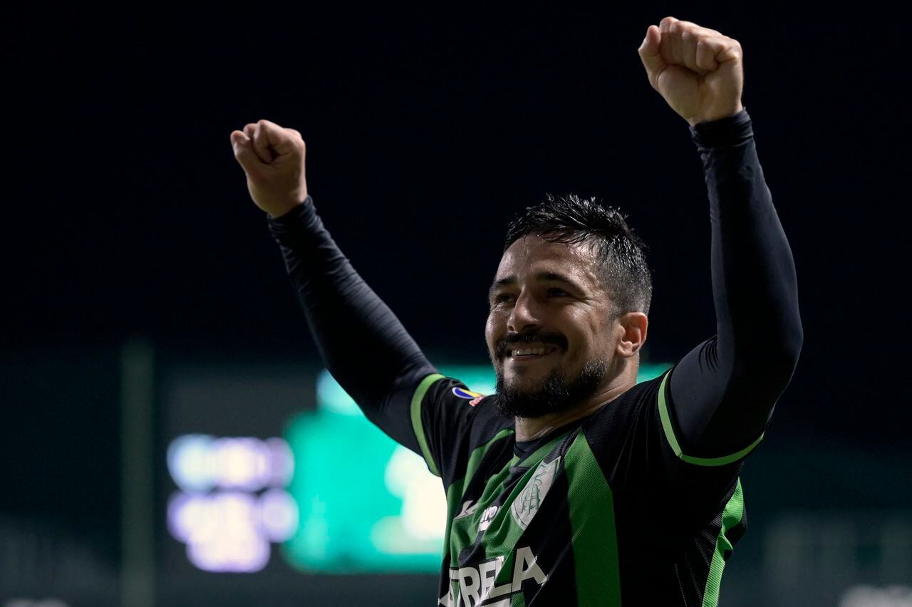 Aloisio celebrando el primer gol en el duelo con Millonarios.