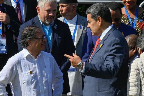 Colombian President Gustavo Petro (L) talks with his Venezuelan counterpart Nicolas Maduro talk during the family photo at the G77+China summit in the Convention Palace in Havana on September 15, 2023. The G77+China, a group of developing and emerging countries representing 80 percent of the global population, gathers Friday in Cuba seeking to promote a "new economic world order" amid warnings of growing polarization. (Photo by ADALBERTO ROQUE / AFP)