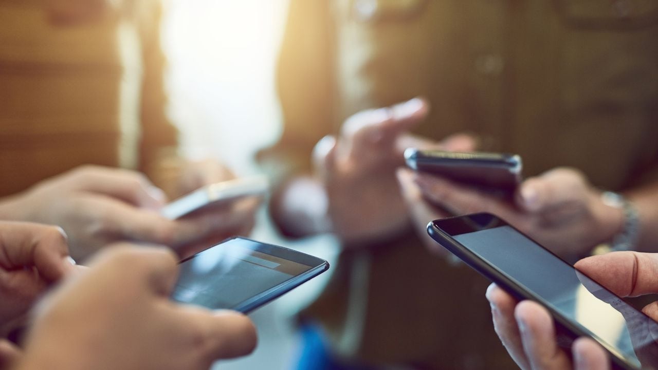 Usuarios de smartphones dependen de una conexión WiFi y Bluetooth