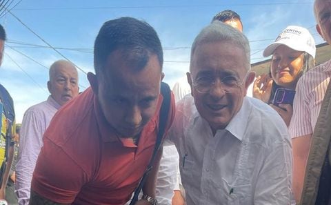 Álvaro Uribe junto al militar que se tatuó su rostro.