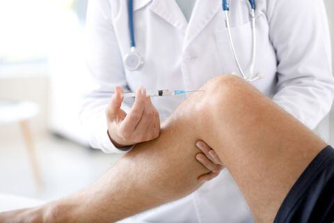 Los tratamientos para el dolor de rodilla puede incluir medicamentos que ayuden a desinflamar, de acuerdo al diagnóstico médico.