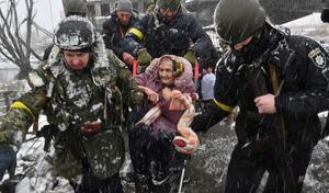 La guerra en Ucrania deja imágenes de este calibre, donde soldados de ese país ayudan a una persona de la tercera edad a evacuar la zona, para no se víctima de los bombardeos rusos.