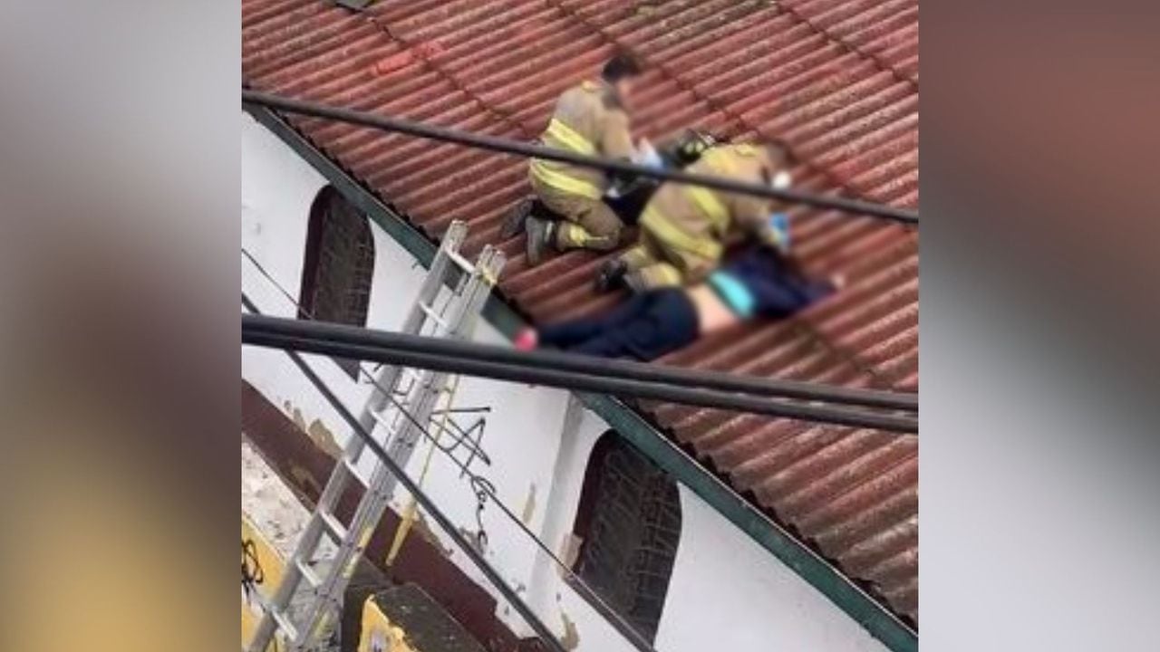 El conductor perdió el control de su moto y se estrelló contra una pared. La mujer que lo acompañaba terminó en el tejado de una vivienda.