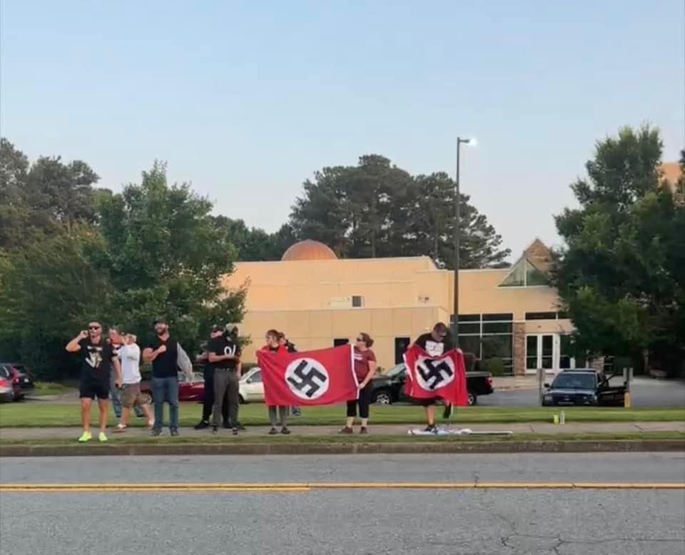 Neonazis protestaron a las afueras de sinagoga en Georgia, Estados Unidos.