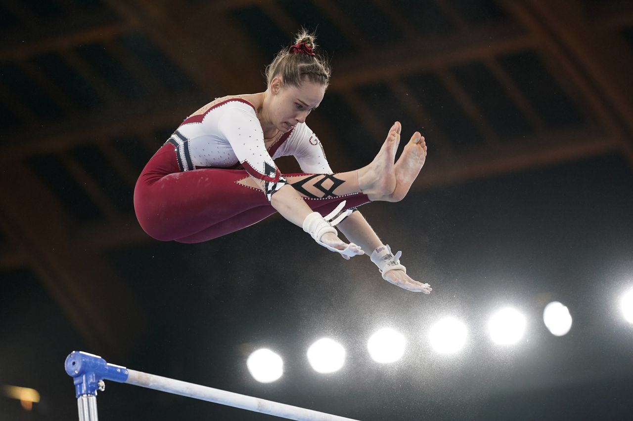 Sarah Voss, de Alemania, actúa en las barras asimétricas durante las calificaciones de gimnasia artística femenina en los Juegos Olímpicos de Verano 2020, el domingo 25 de julio de 2021, en Tokio. (AP Photo/Natacha Pisarenko)