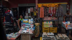 Miles de personas venezolanas y colombianas han tenido que dedicarse a la economía informal por la ruptura de relaciones diplomáticas, que tuvo un fuerte impacto económico en la frontera