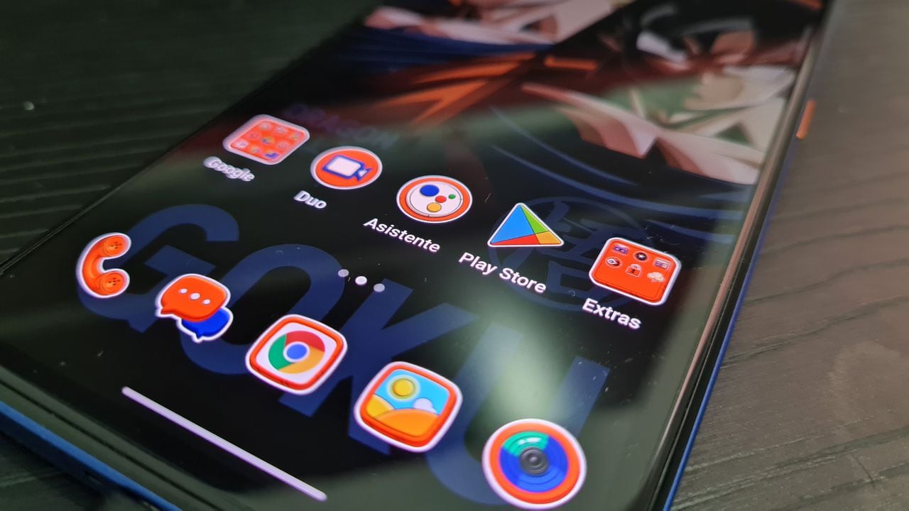 El smartphone cuenta con un tema personalizado que posee fondos de pantalla de Dragon Ball Z e iconos con un diseño especial.