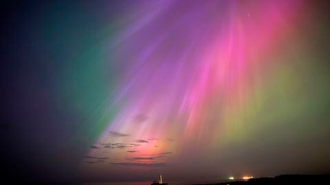 Una aurora boreal brilla en el horizonte sobre el faro de St. Mary en la costa noreste de Inglaterra, el viernes 10 de mayo de 2024. En todo el mundo se reportaron brillantes luces púrpuras, verdes, amarillas y rosadas, con avistamientos en Alemania, Suiza, Londres y Estados Unidos y Canadá.