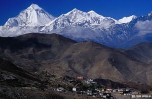 El Dhaulagiri es un macizo montañoso de la cordillera del Himalaya que culmina en el pico, es la séptima montaña más alta de la Tierra.