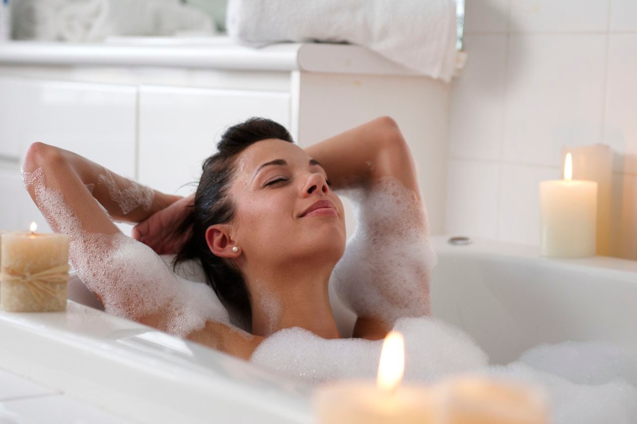 Tomar un baño en agua pura puede ayudar a eliminar las malas energías.