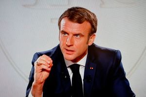 El presidente francés Emmanuel Macron responde preguntas durante una entrevista en el Palacio del Elíseo en París. (Photo by Ludovic MARIN / AFP)
